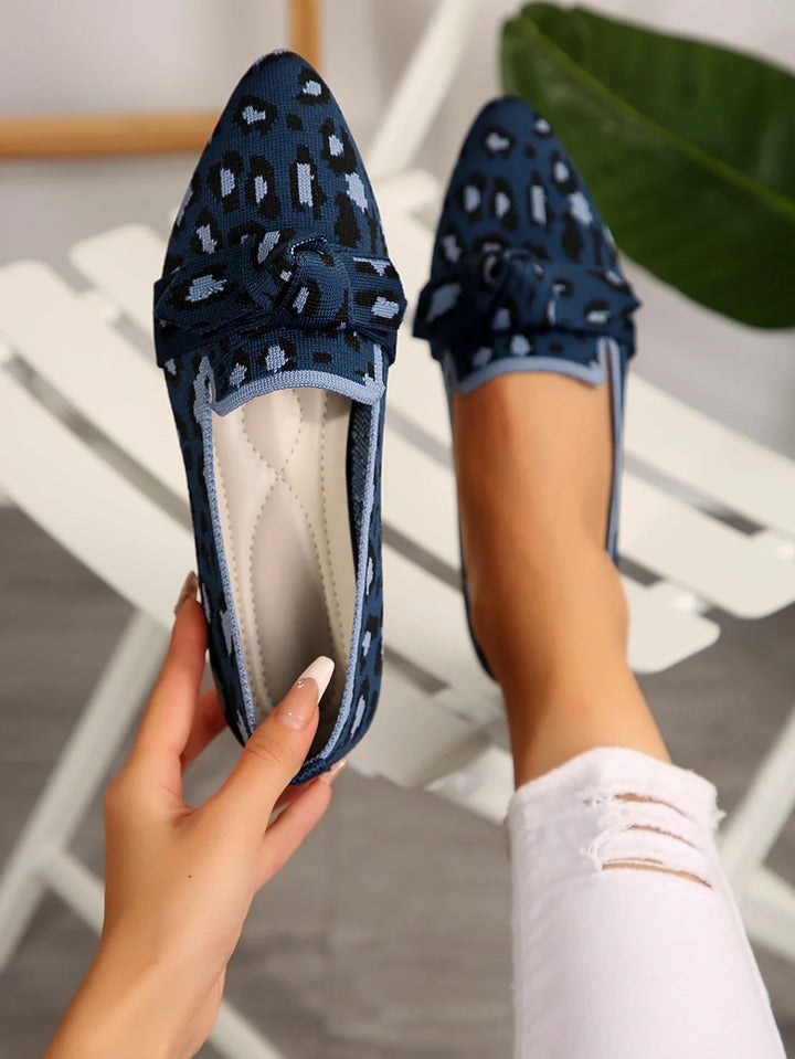 FIONA| Płaskie buty slip-on z wzorem w panterkę i kokardą