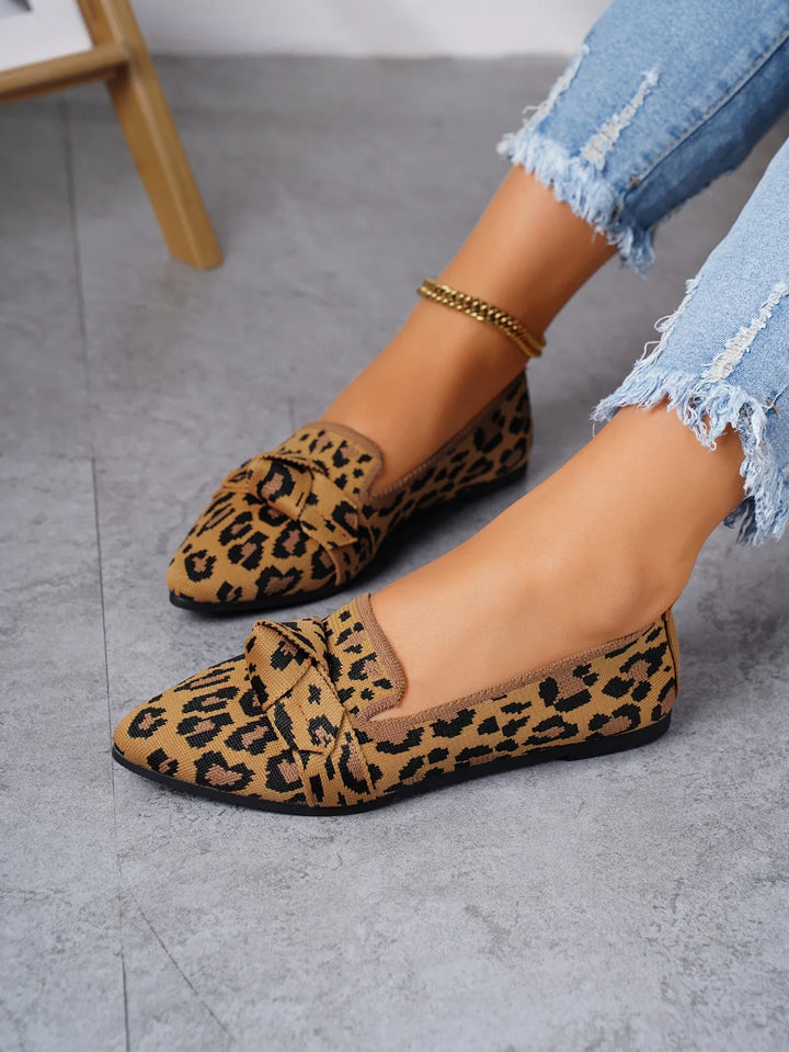 FIONA| Płaskie buty slip-on z wzorem w panterkę i kokardą