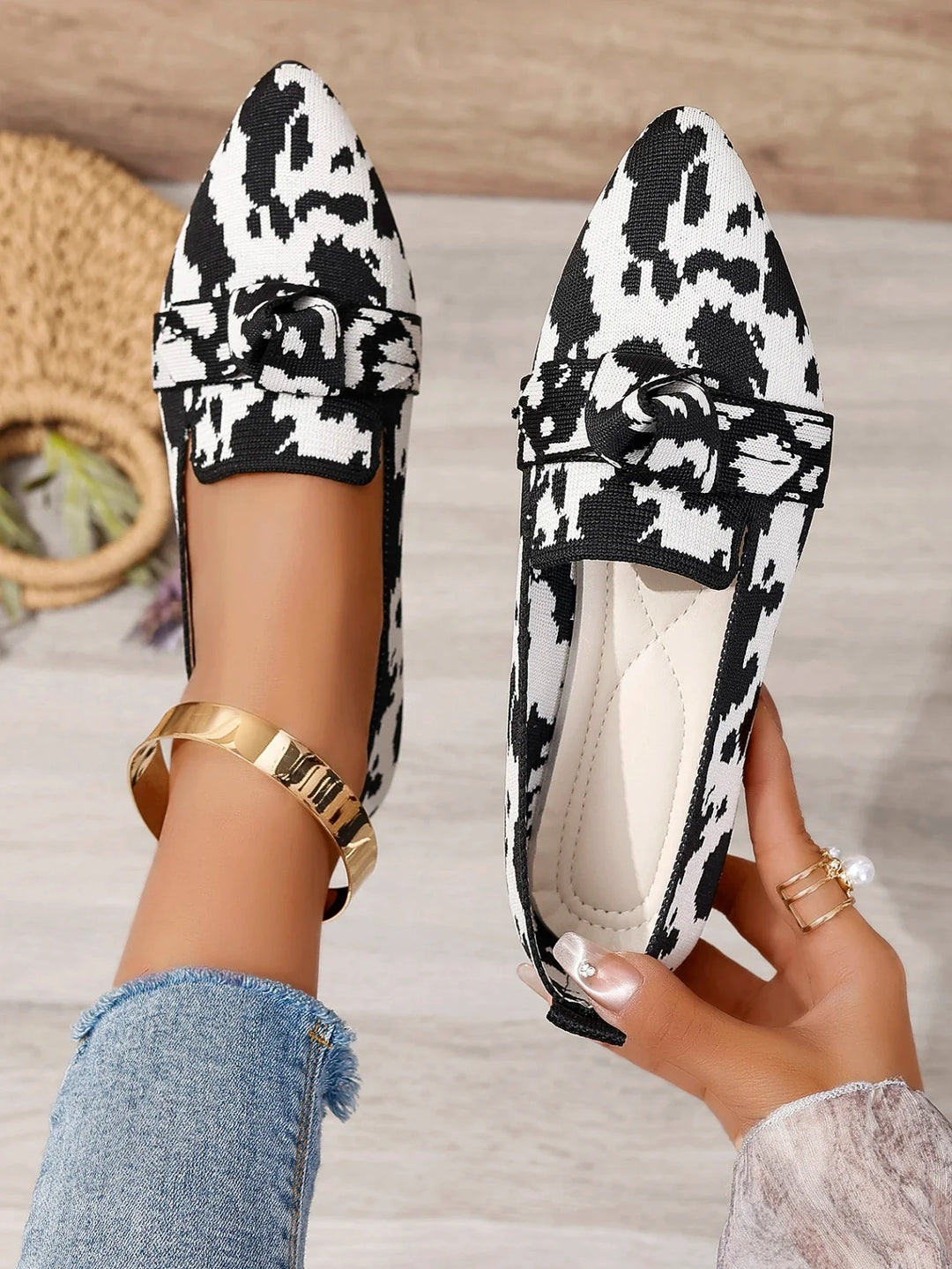 FIONA| Płaskie buty slip-on z wzorem w panterkę i kokardą