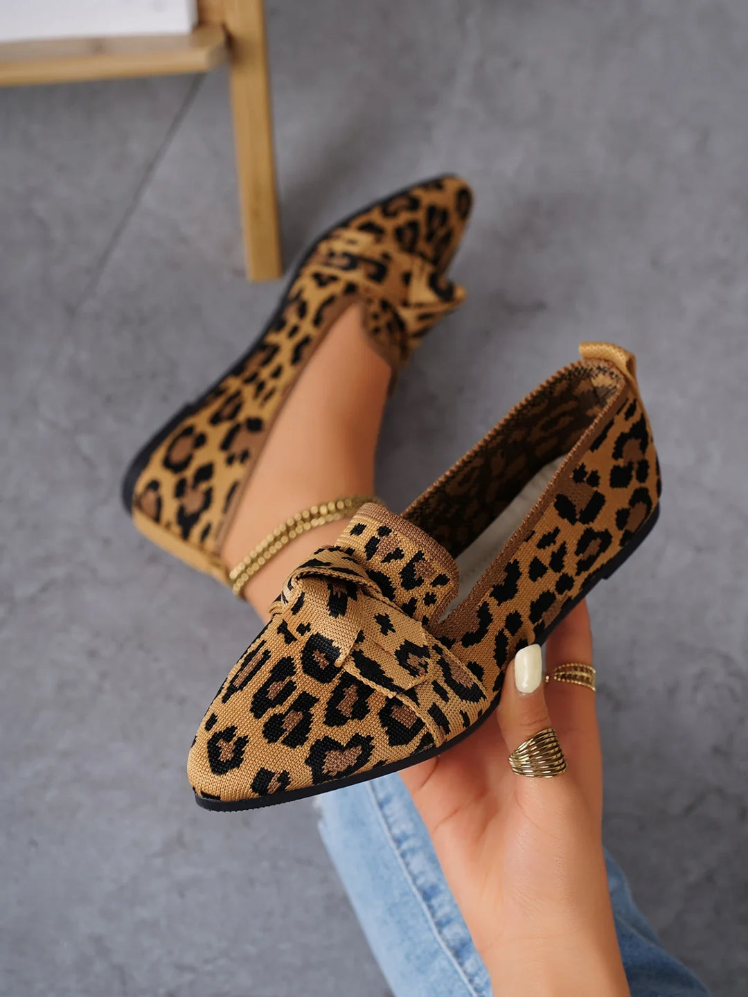 FIONA| Płaskie buty slip-on z wzorem w panterkę i kokardą