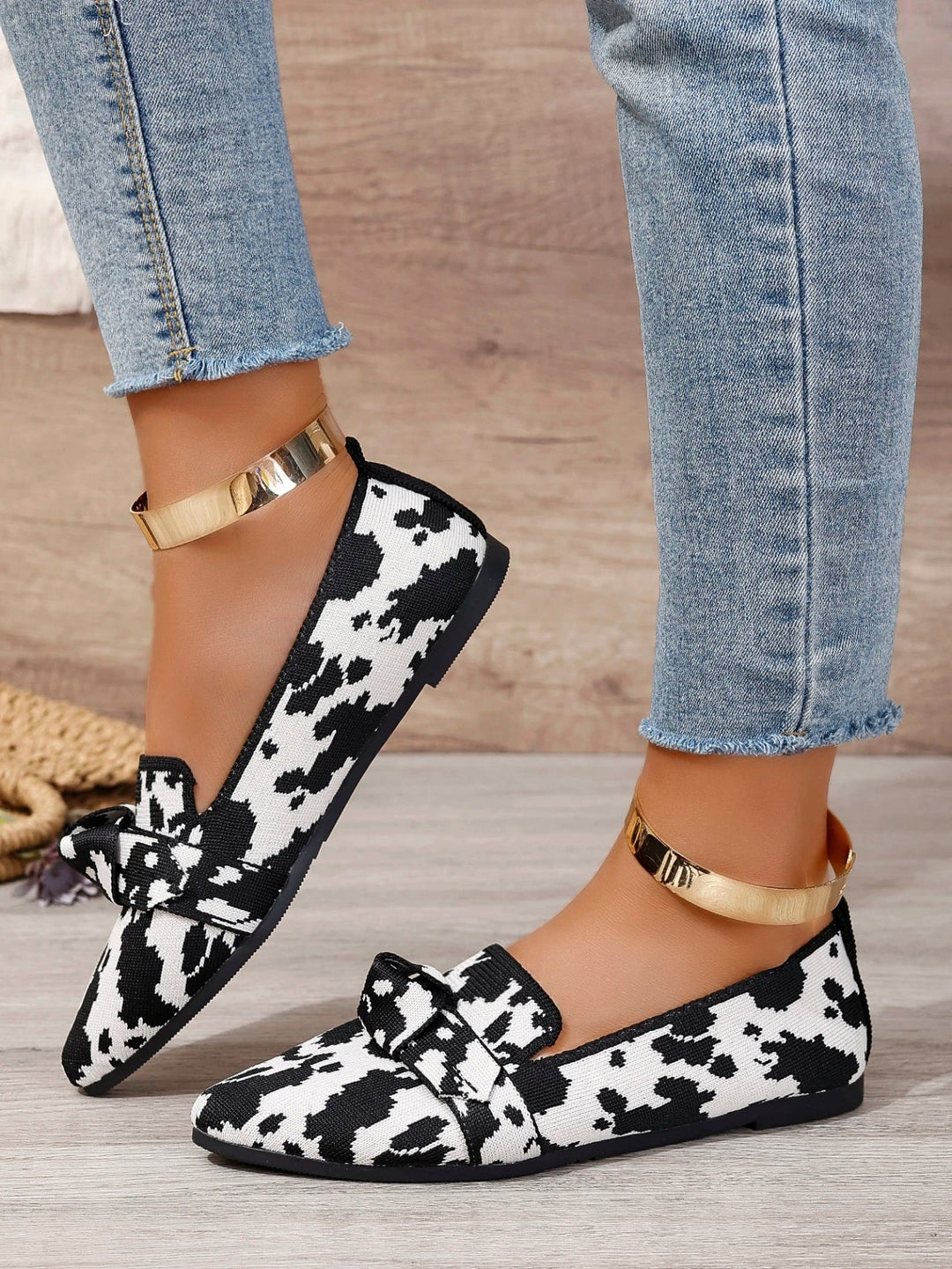 FIONA| Płaskie buty slip-on z wzorem w panterkę i kokardą