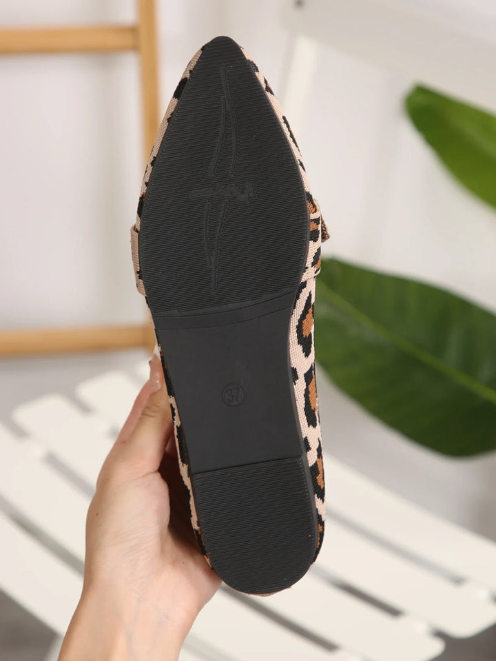 FIONA| Płaskie buty slip-on z wzorem w panterkę i kokardą