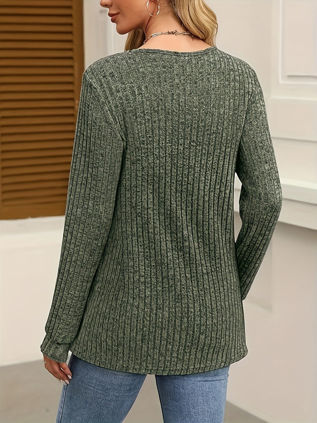 Carol | Elegancki dopasowany sweter z guzikami